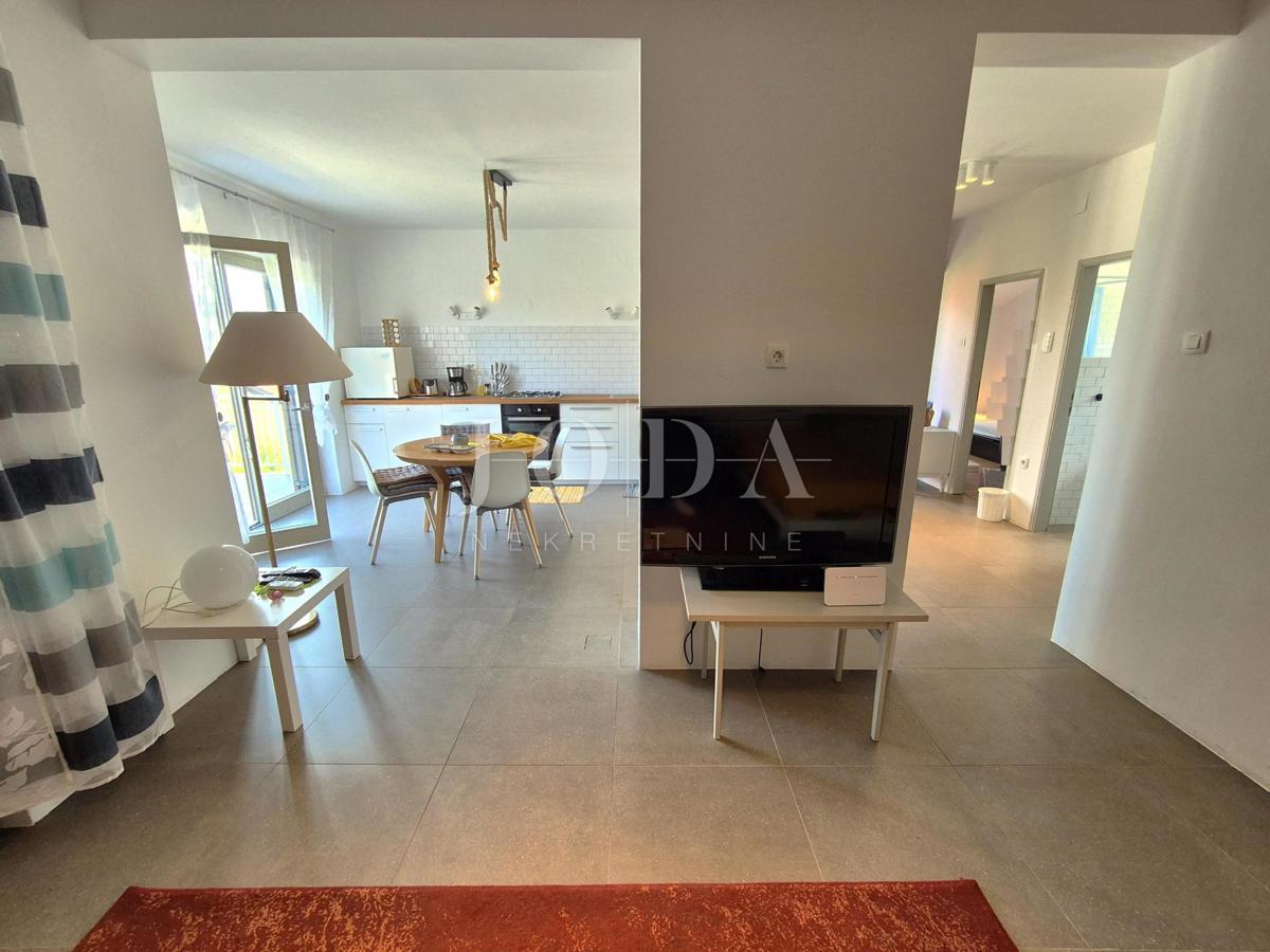 Malinska - hiša s tremi apartmaji