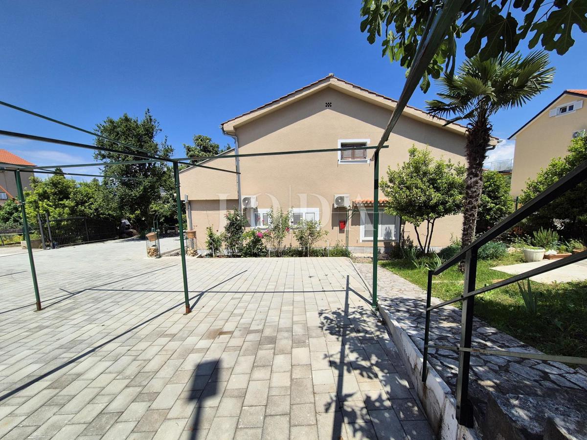 Malinska - hiša s tremi apartmaji