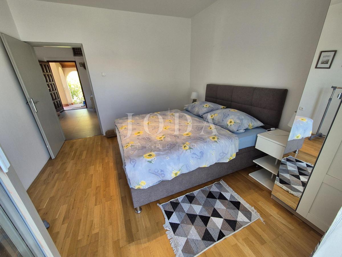 Malinska - hiša s tremi apartmaji