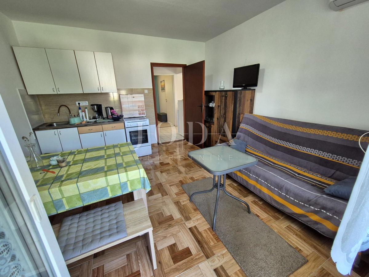 Malinska - hiša s tremi apartmaji
