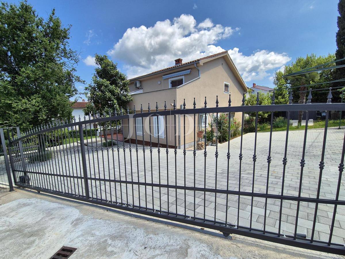 Malinska - hiša s tremi apartmaji