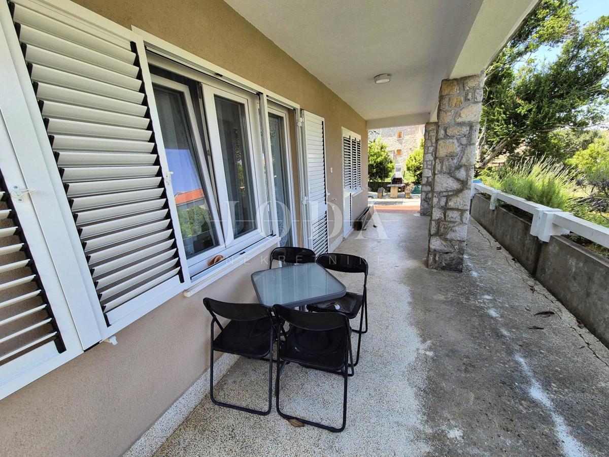 Malinska - hiša s tremi apartmaji
