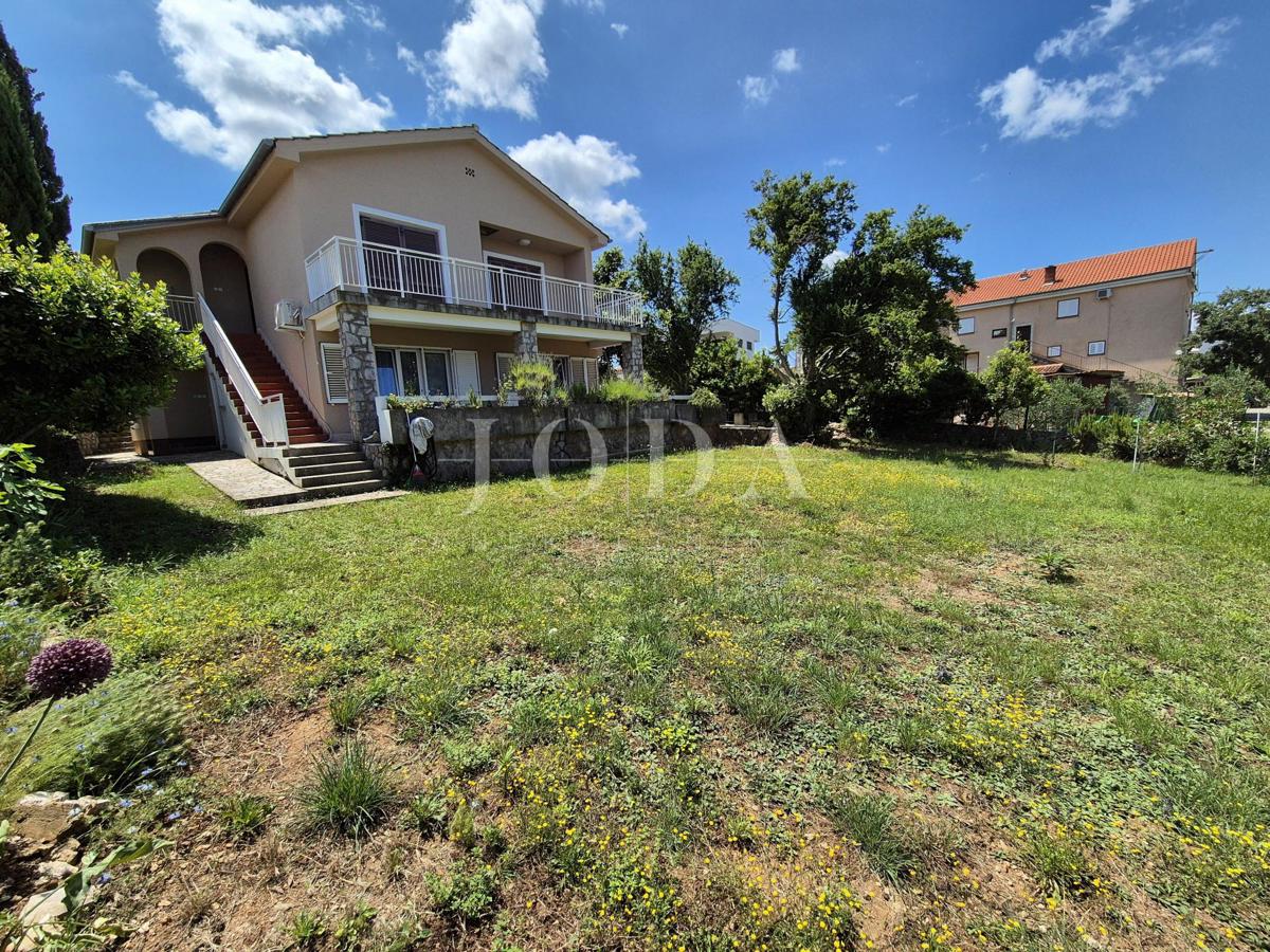 Malinska - hiša s tremi apartmaji