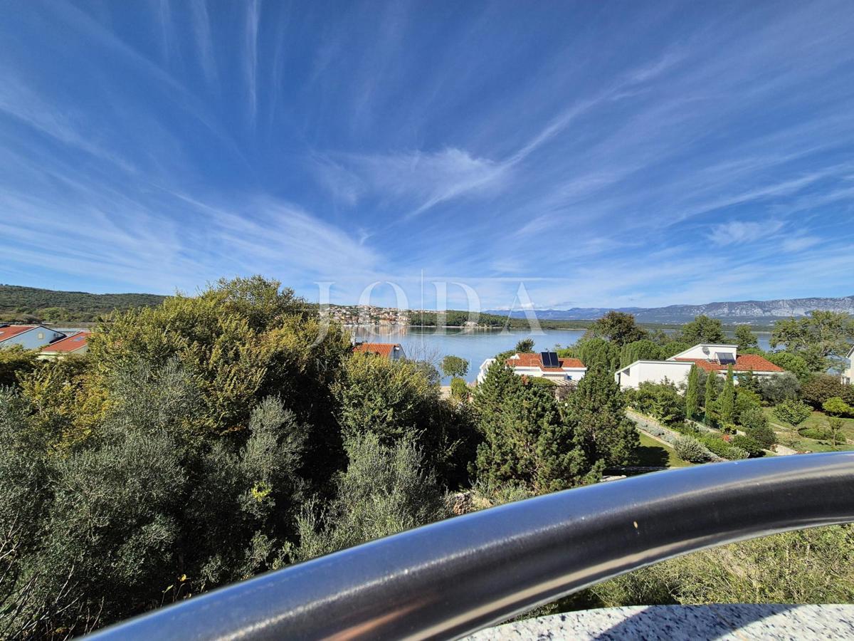 Apartma v drugi vrsti z odprtim razgledom