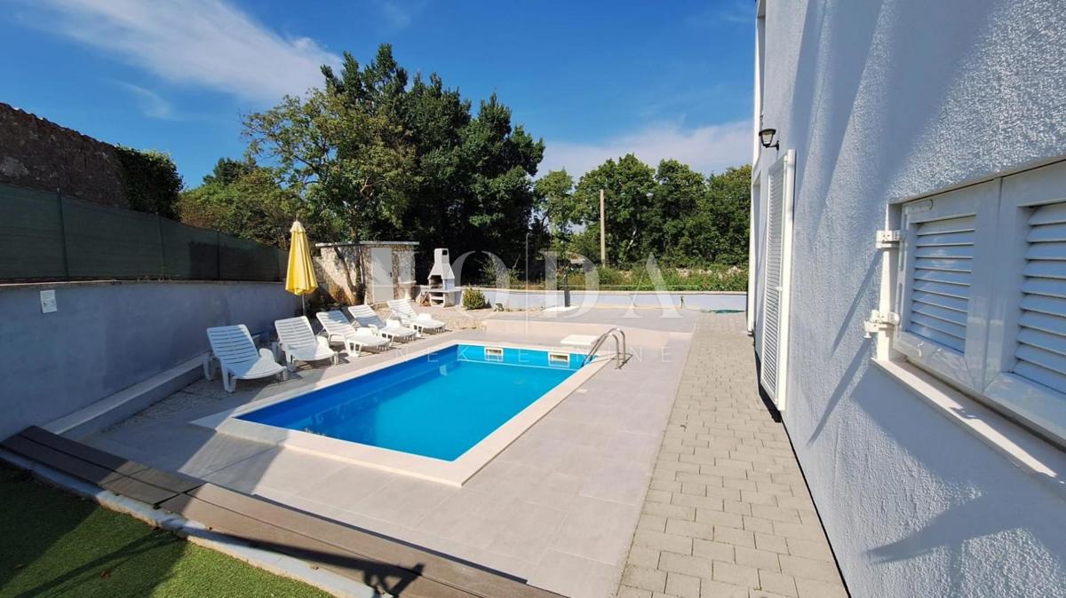 Apartma z bazenom na mirni lokaciji v bližini Malinske