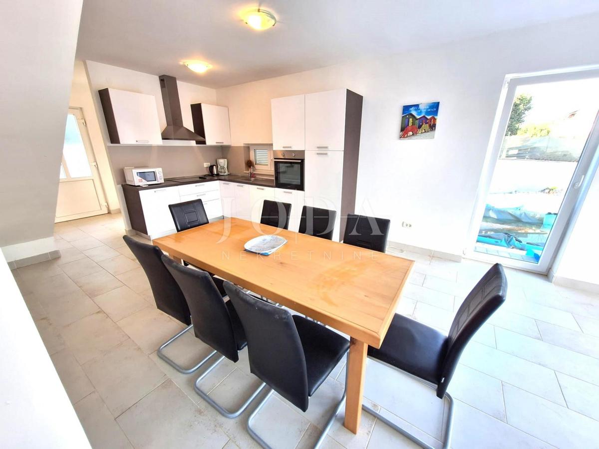 Apartma z bazenom na mirni lokaciji v bližini Malinske