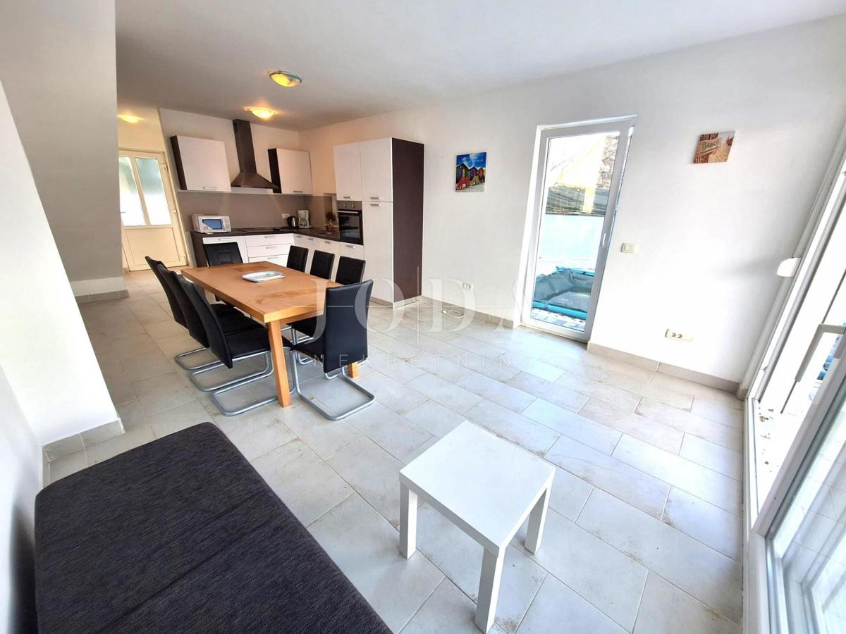 Apartma z bazenom na mirni lokaciji v bližini Malinske