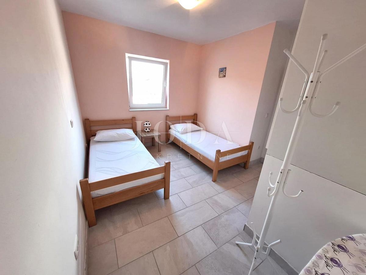Apartma z bazenom na mirni lokaciji v bližini Malinske