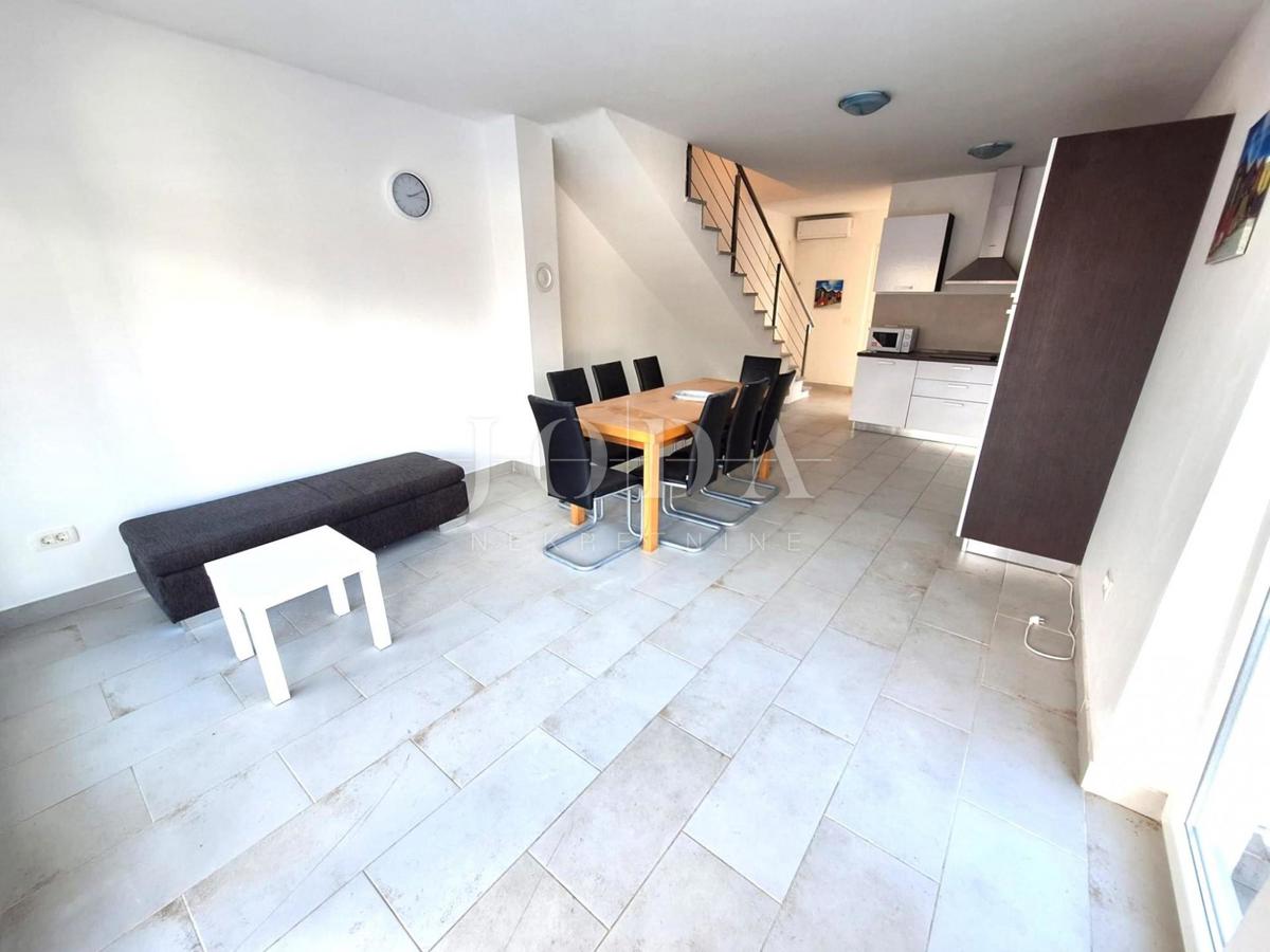 Apartma z bazenom na mirni lokaciji v bližini Malinske