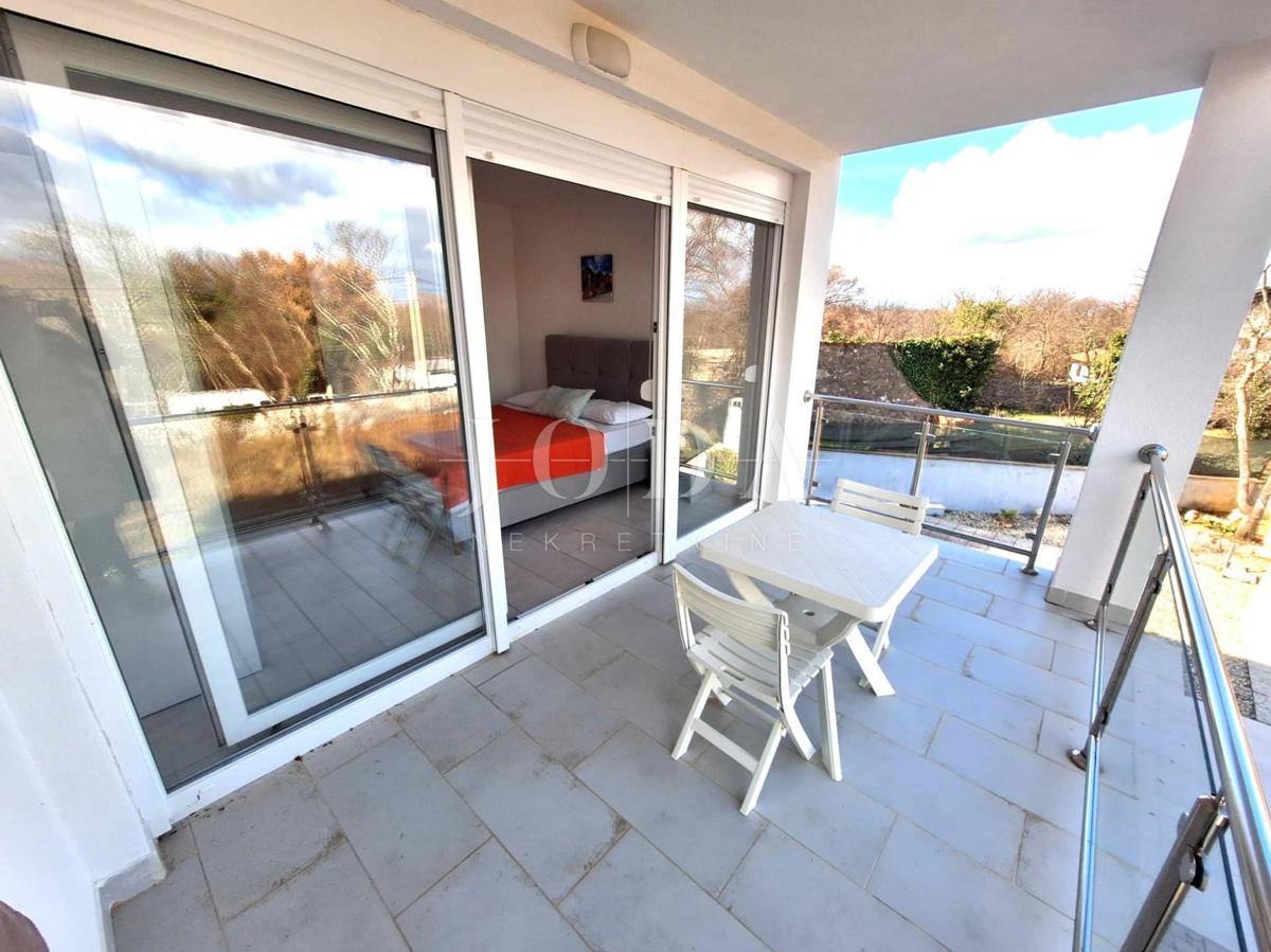 Apartma z bazenom na mirni lokaciji v bližini Malinske