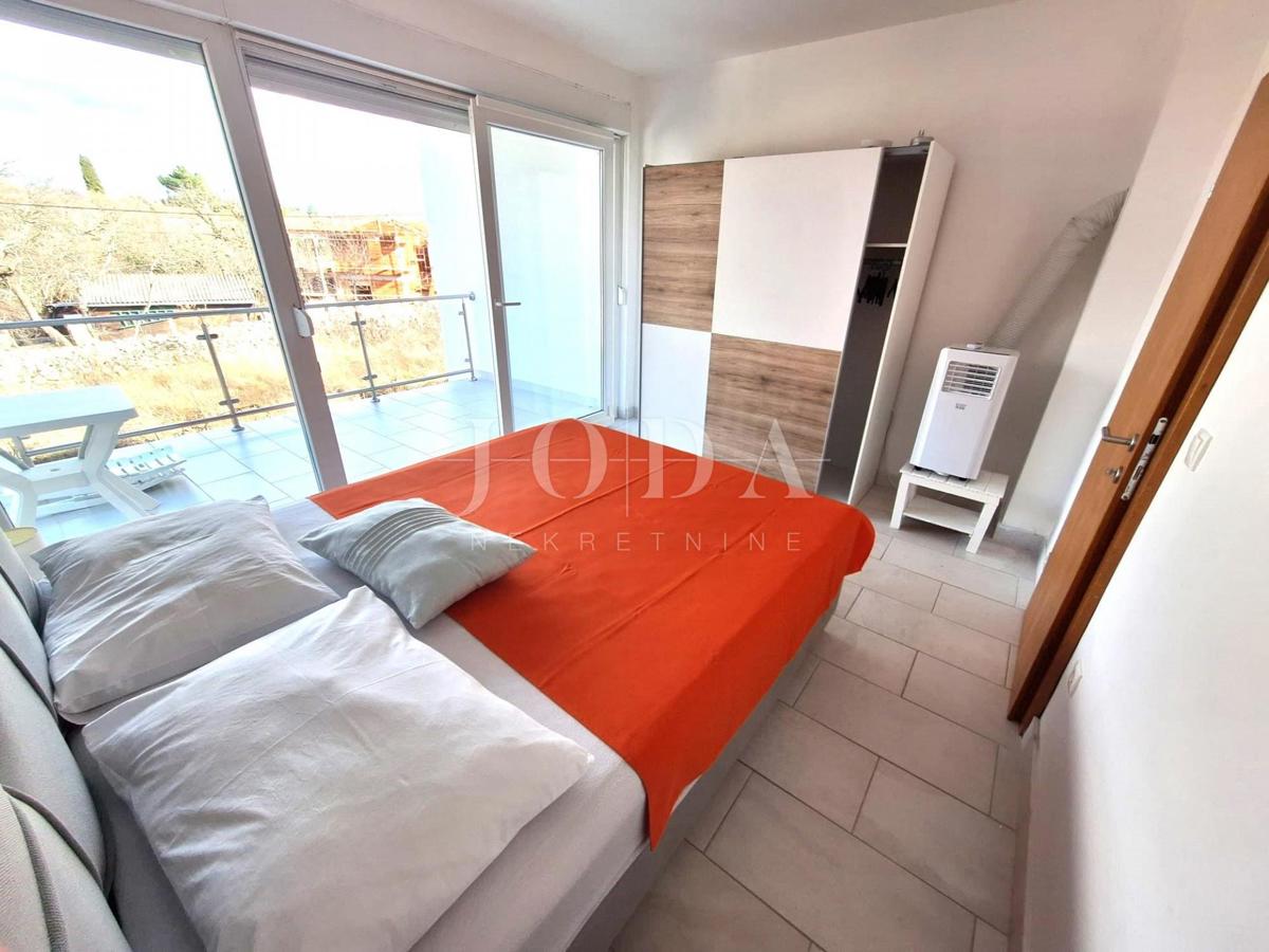 Apartma z bazenom na mirni lokaciji v bližini Malinske