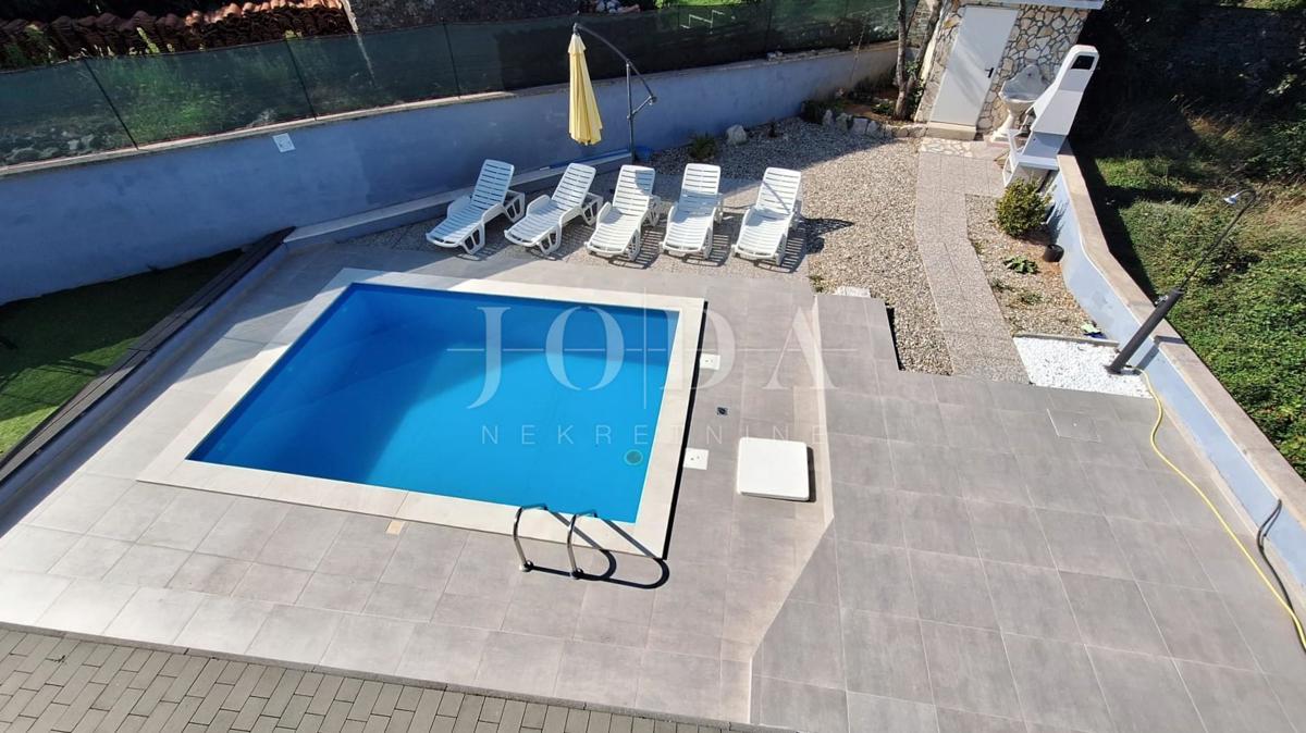 Apartma z bazenom na mirni lokaciji v bližini Malinske