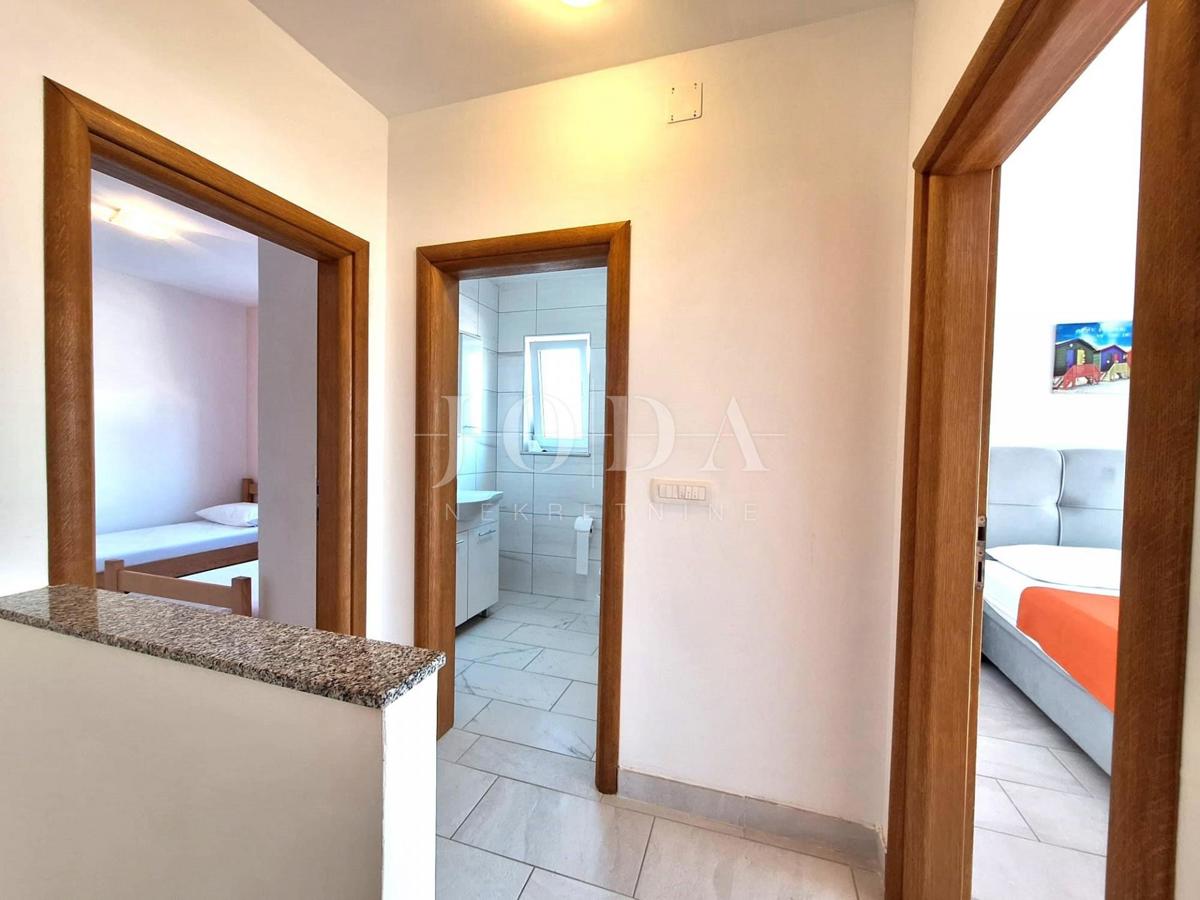 Apartma z bazenom na mirni lokaciji v bližini Malinske