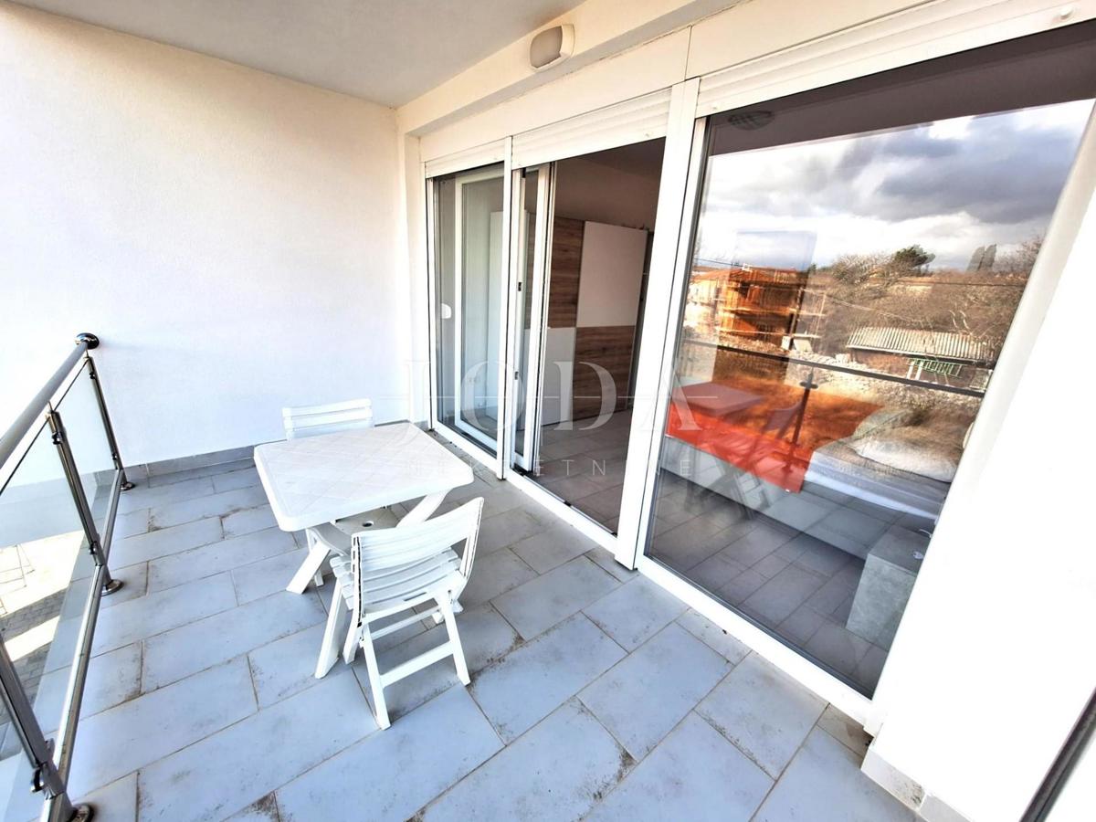 Apartma z bazenom na mirni lokaciji v bližini Malinske