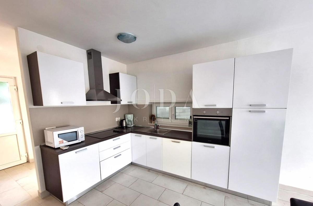 Apartma z bazenom na mirni lokaciji v bližini Malinske