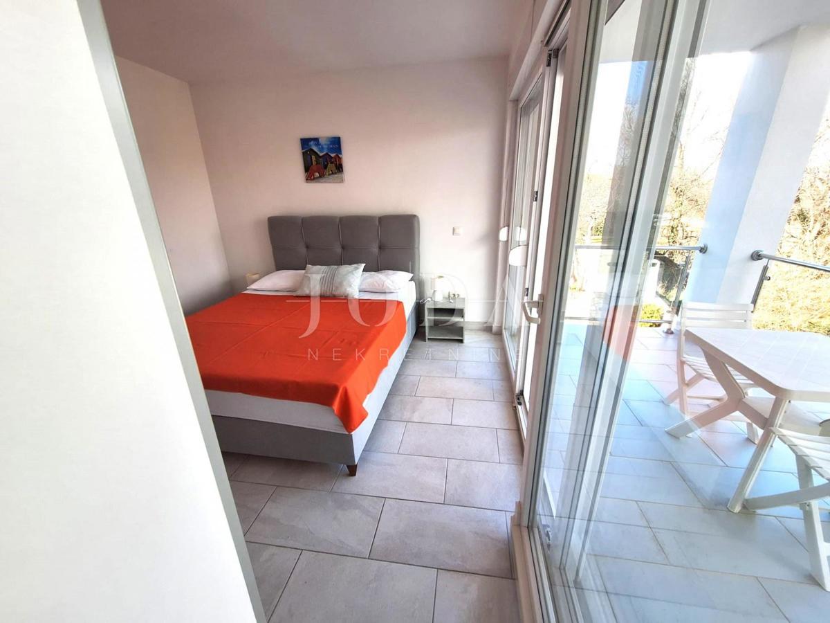 Apartma z bazenom na mirni lokaciji v bližini Malinske