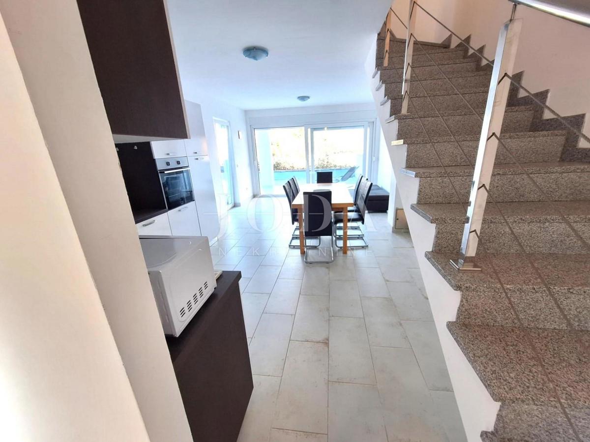 Apartma z bazenom na mirni lokaciji v bližini Malinske