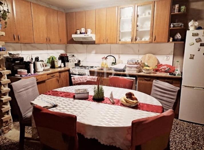 Kostelj, Hiša s Potencialom in Urejeno Okolico