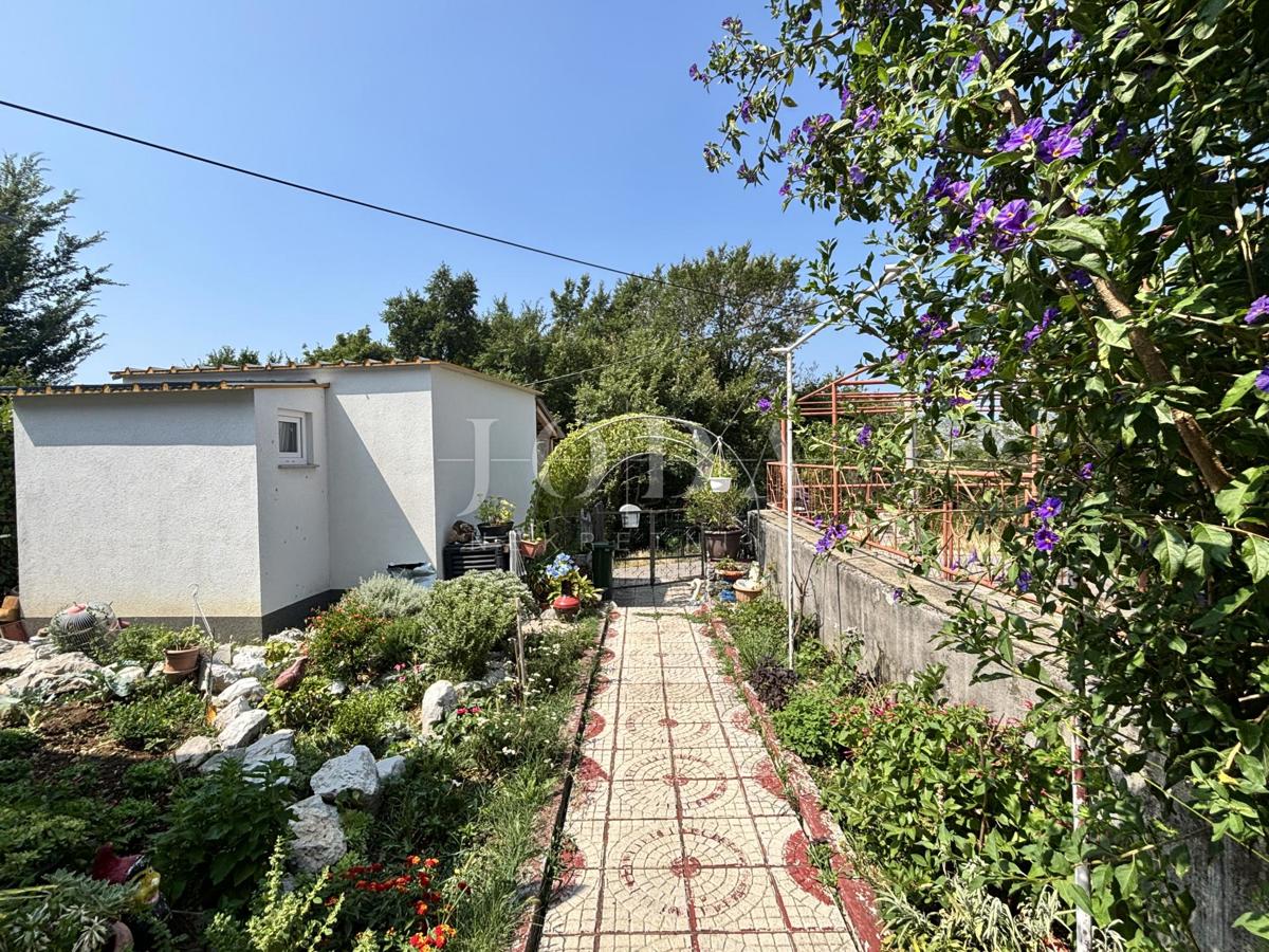 Kostelj, Hiša s Potencialom in Urejeno Okolico