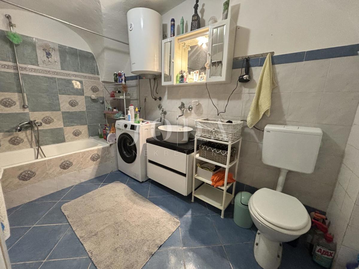 Kostelj, Hiša s Potencialom in Urejeno Okolico