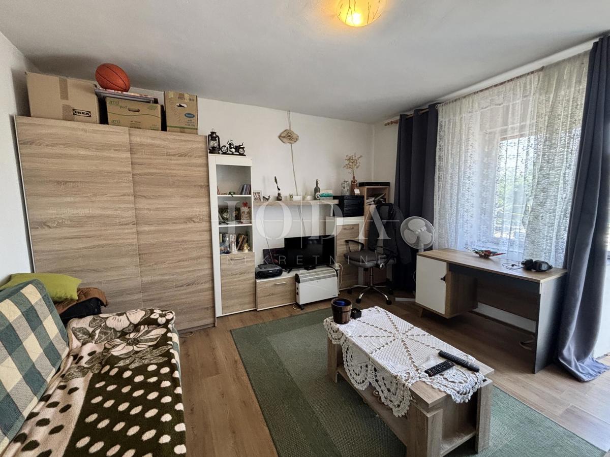 Kostelj, Hiša s Potencialom in Urejeno Okolico