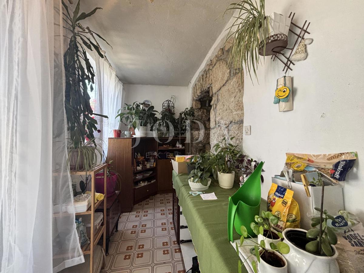 Kostelj, Hiša s Potencialom in Urejeno Okolico