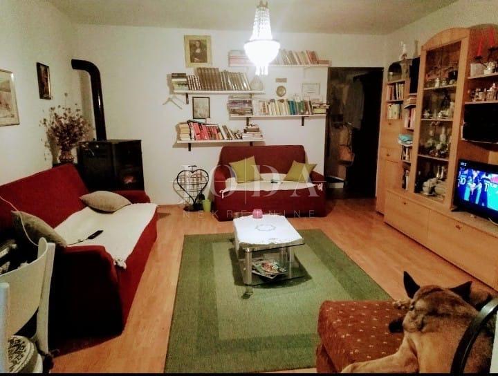 Kostelj, Hiša s Potencialom in Urejeno Okolico