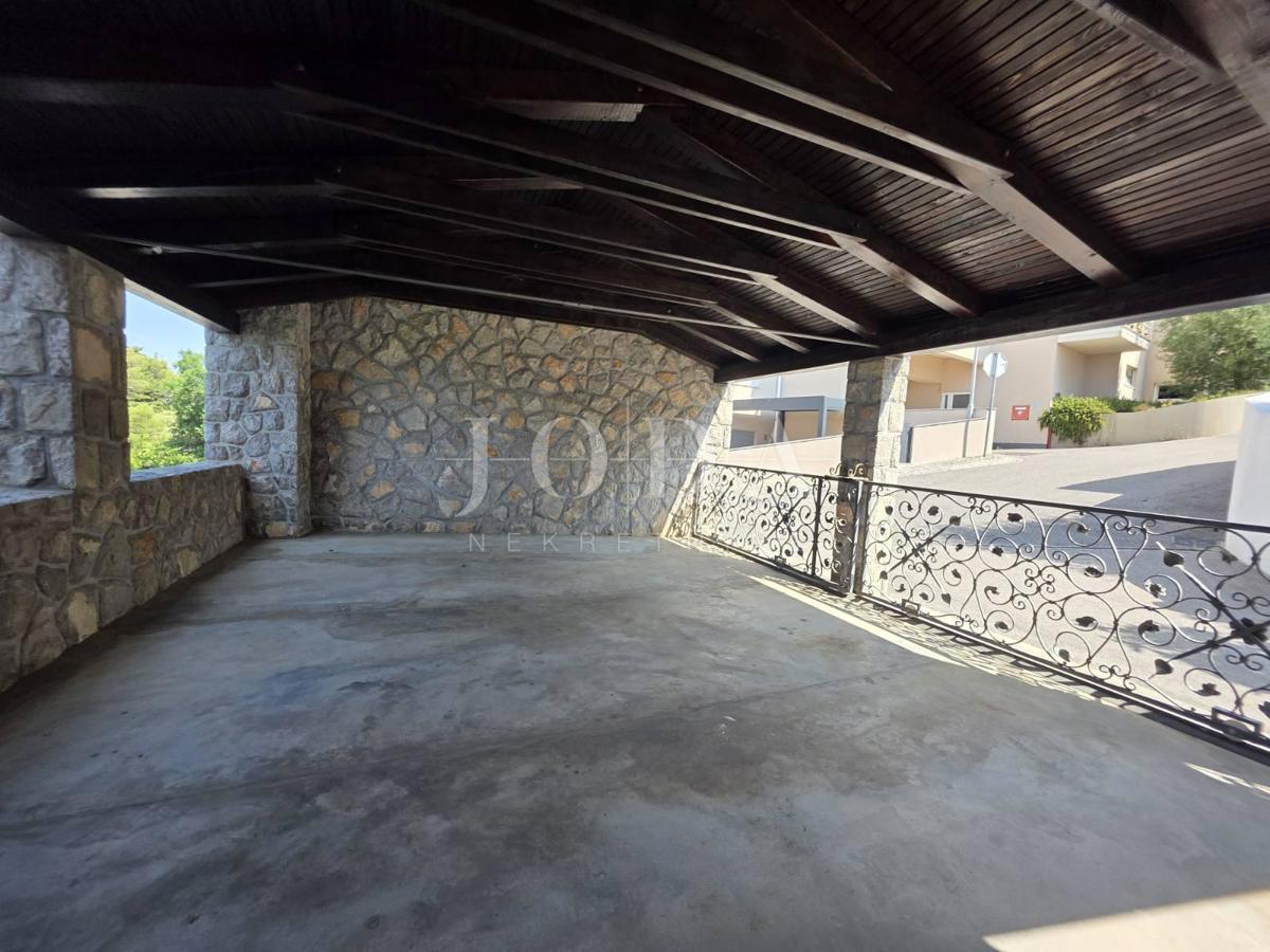 Crikvenica, hiša s štirimi apartmaji na odlični lokaciji