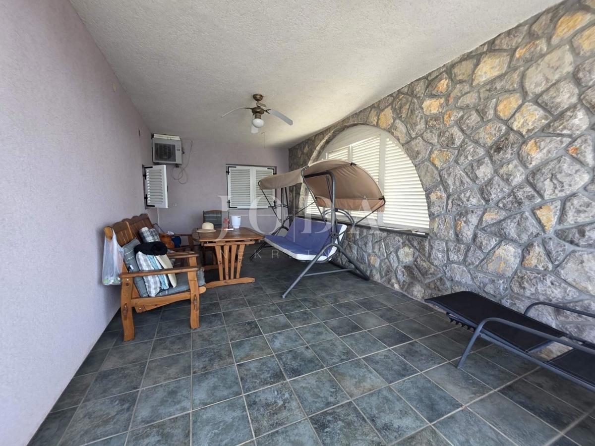 Crikvenica, hiša s štirimi apartmaji na odlični lokaciji
