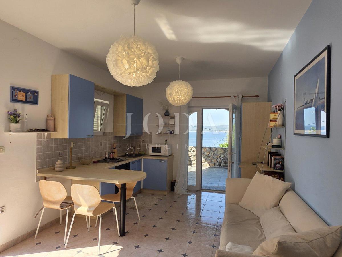 Crikvenica, hiša s štirimi apartmaji na odlični lokaciji