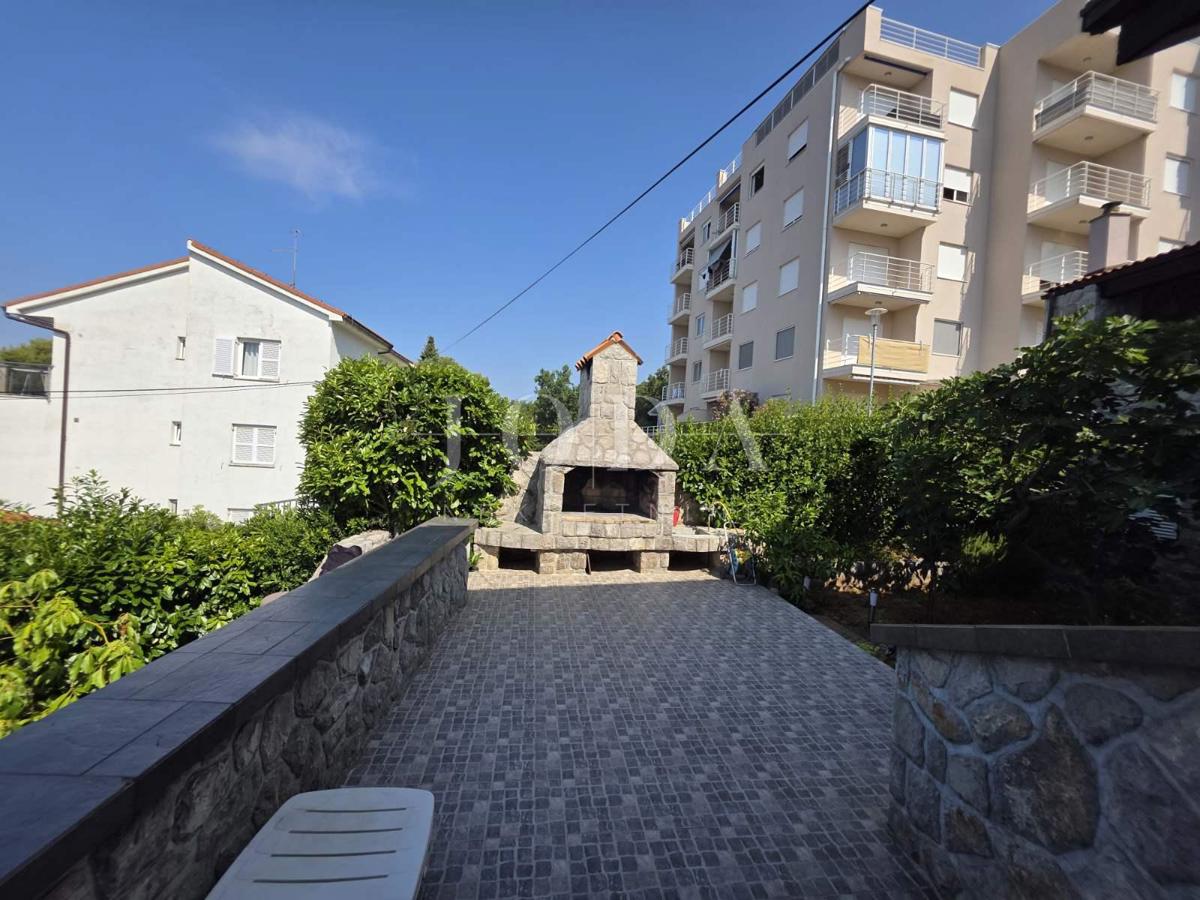 Crikvenica, hiša s štirimi apartmaji na odlični lokaciji