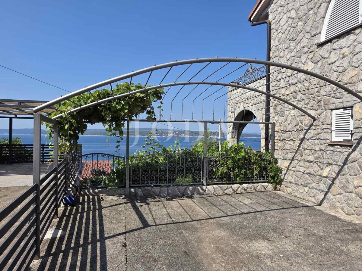 Crikvenica, hiša s štirimi apartmaji na odlični lokaciji