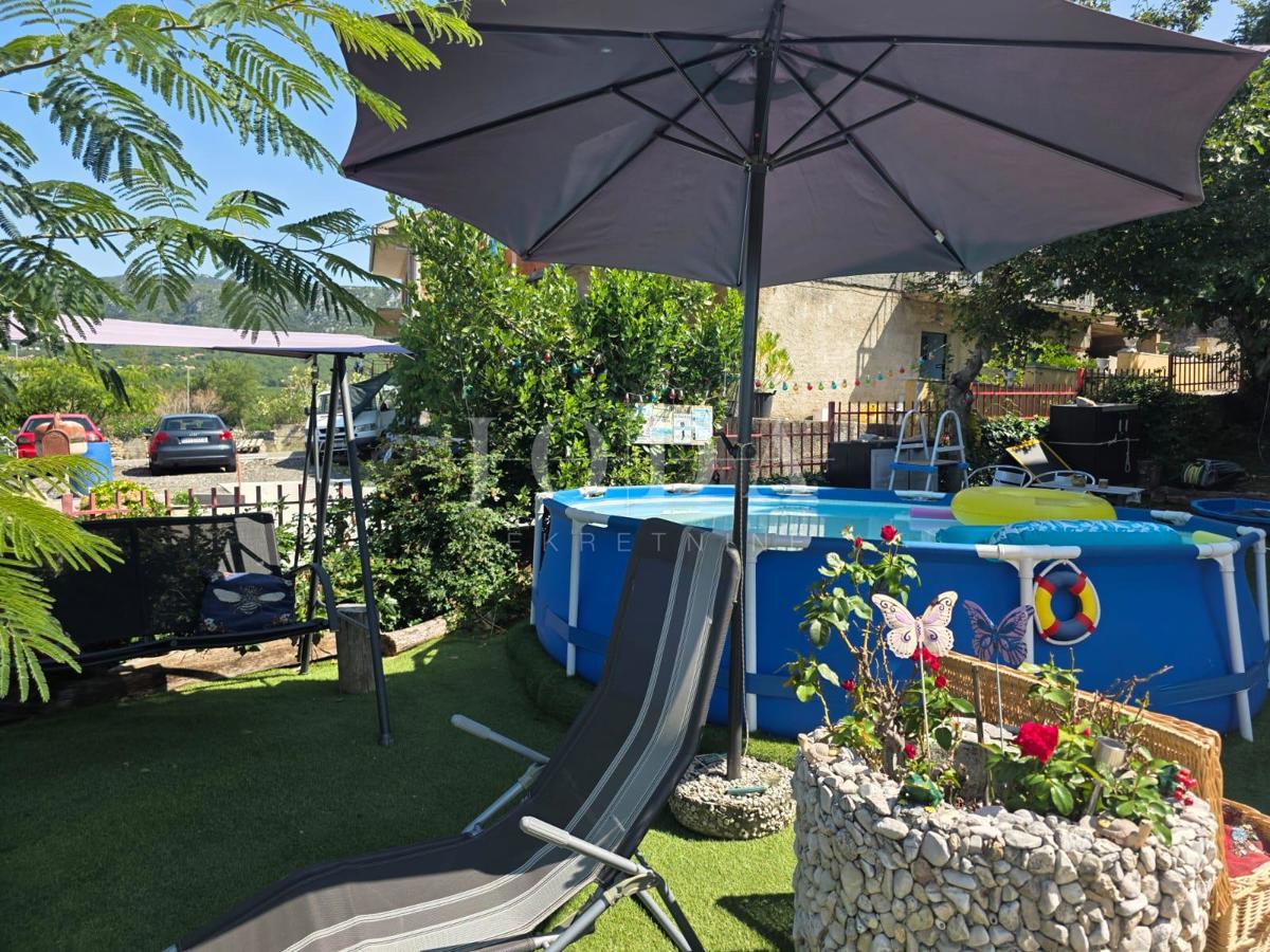 Hiša s 3 stanovanjski enoti