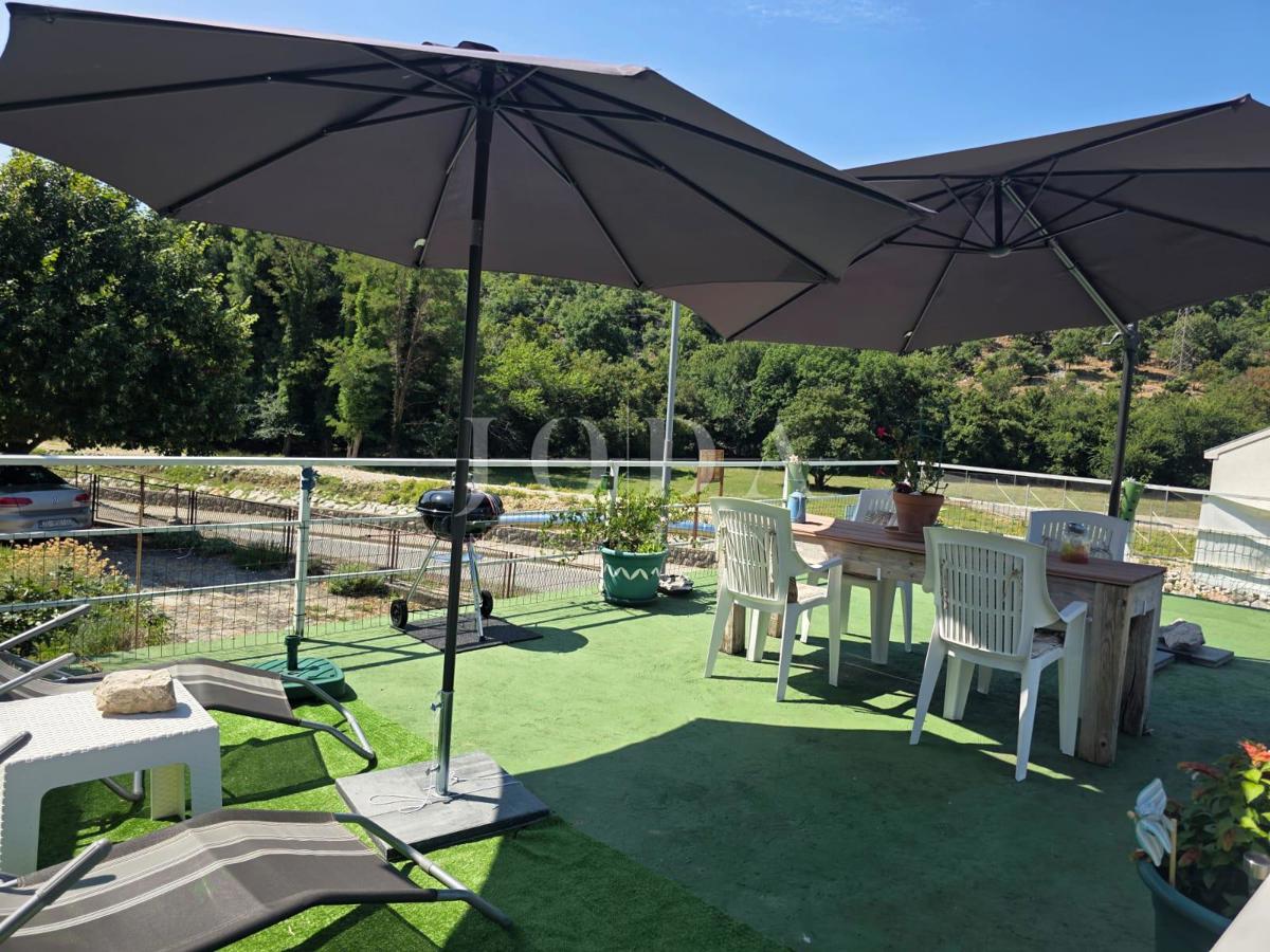 Hiša s 3 stanovanjski enoti