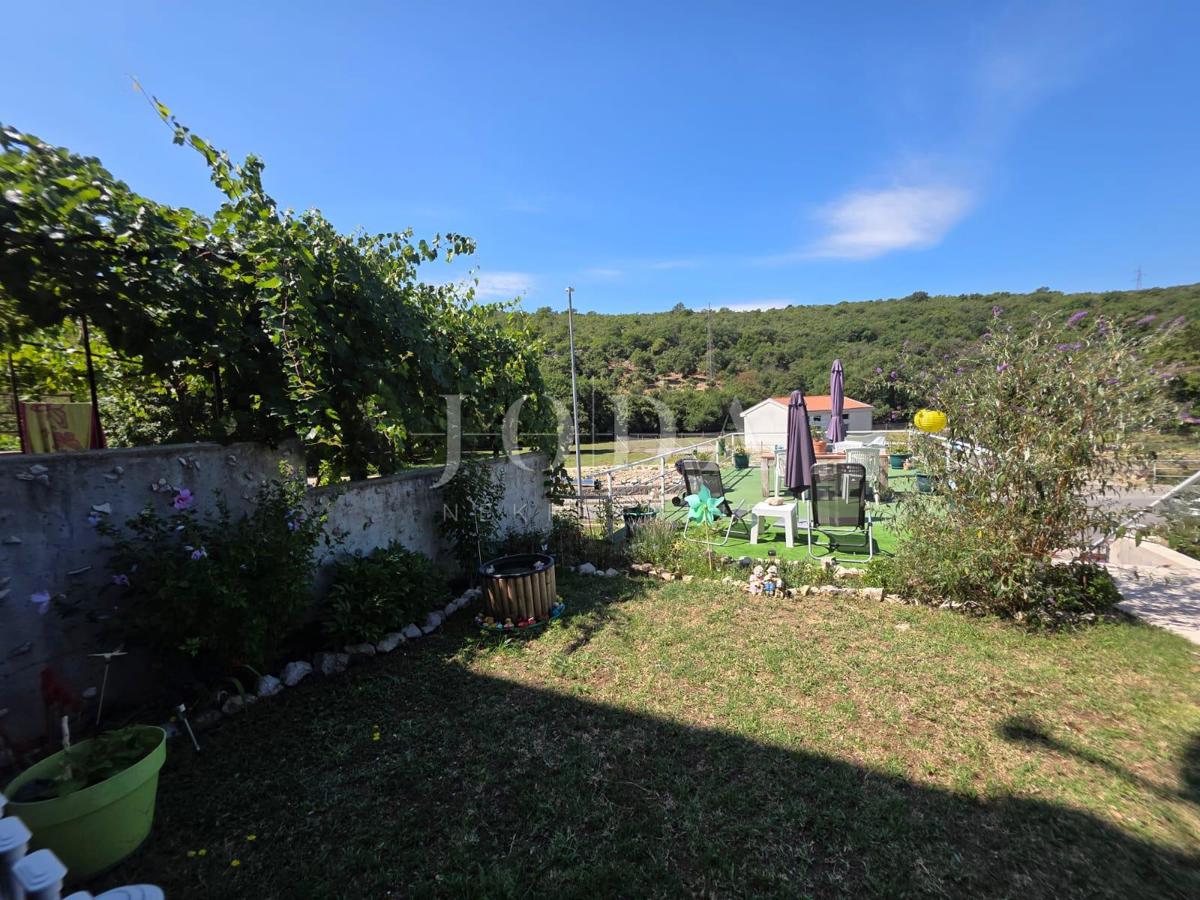 Hiša s 3 stanovanjski enoti