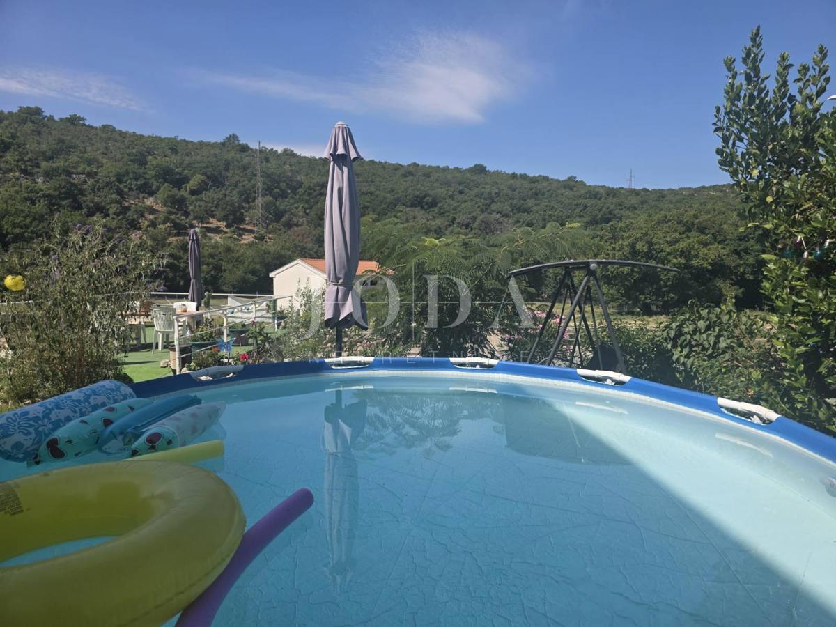 Hiša s 3 stanovanjski enoti