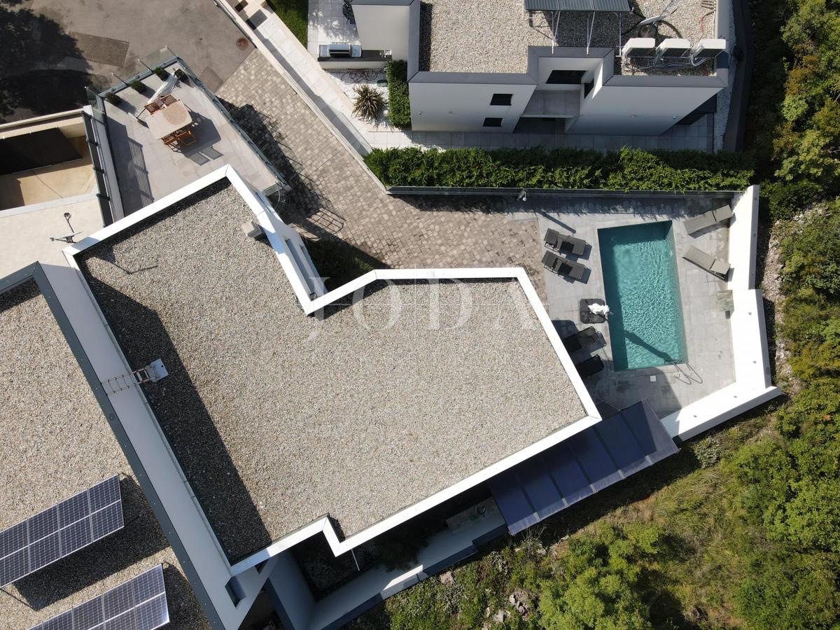 Moderna hiša z bazenom, garažo in dvema apartmajema