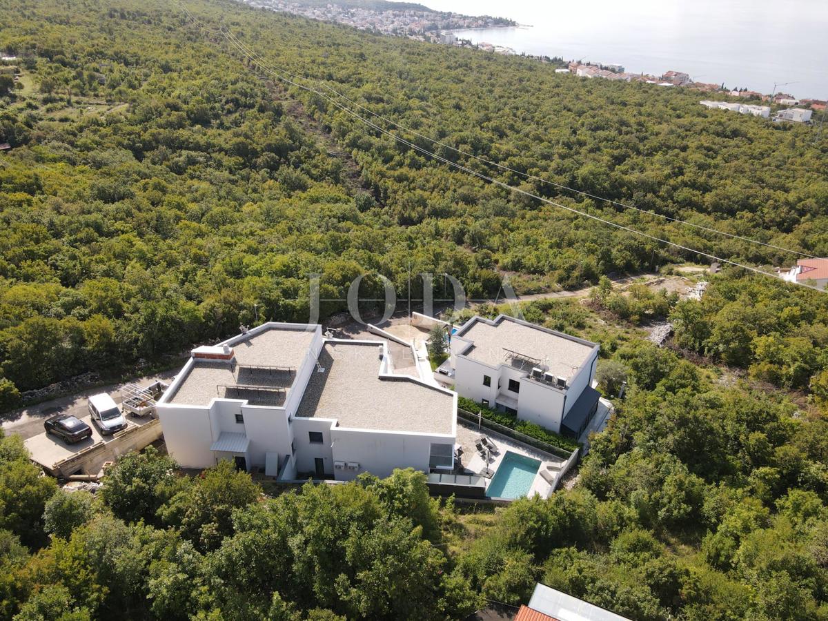 Moderna hiša z bazenom, garažo in dvema apartmajema