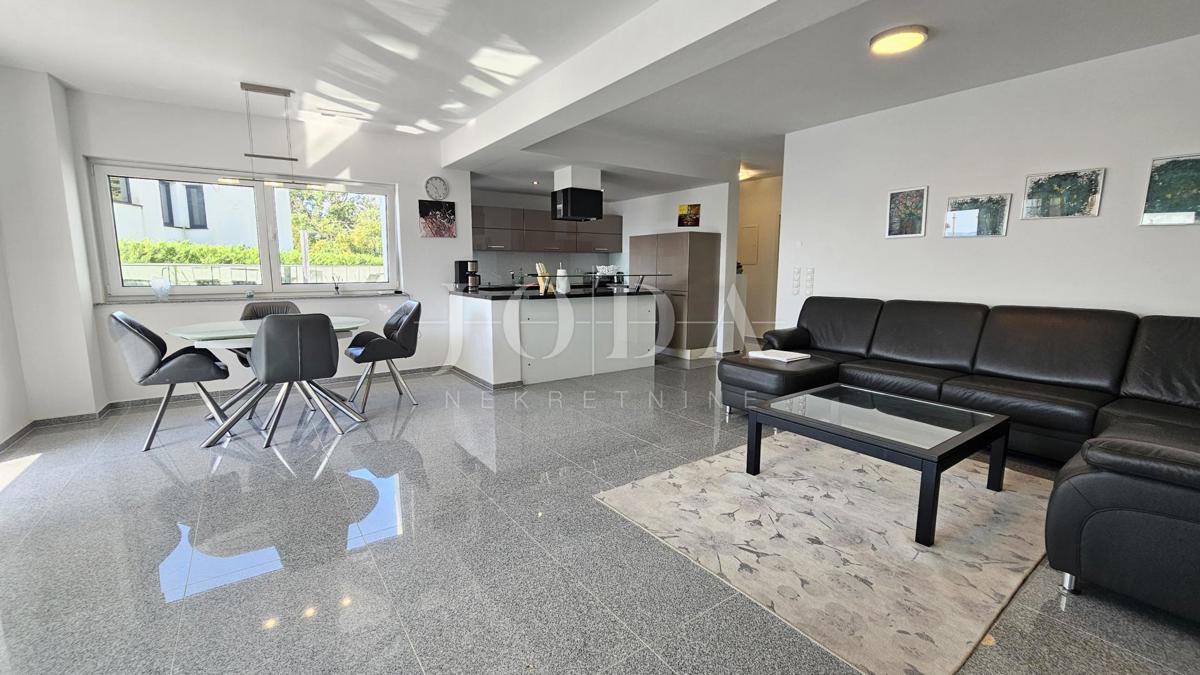 Moderna hiša z bazenom, garažo in dvema apartmajema