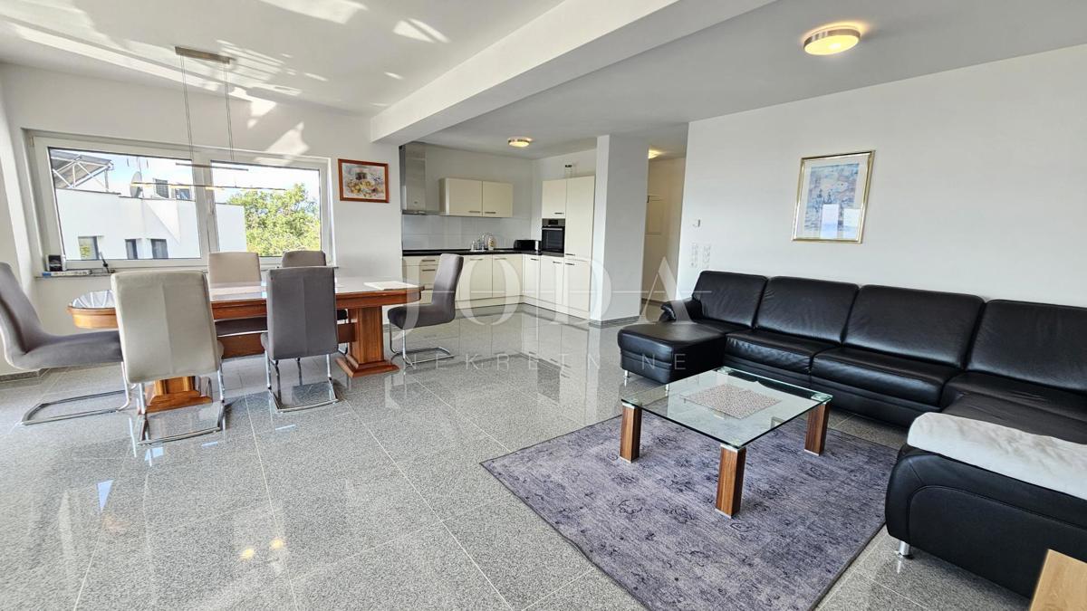Moderna hiša z bazenom, garažo in dvema apartmajema