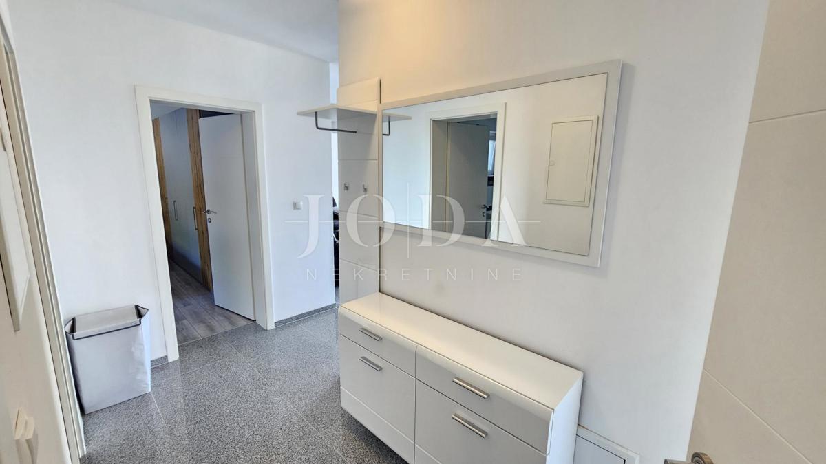 Moderna hiša z bazenom, garažo in dvema apartmajema