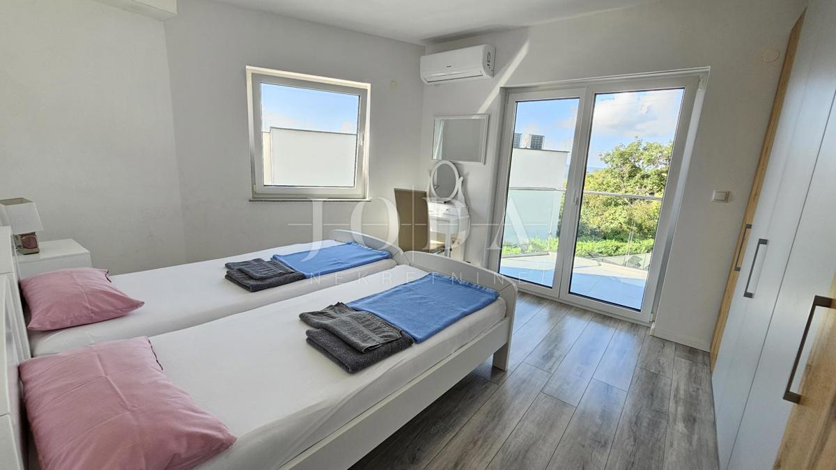 Moderna hiša z bazenom, garažo in dvema apartmajema