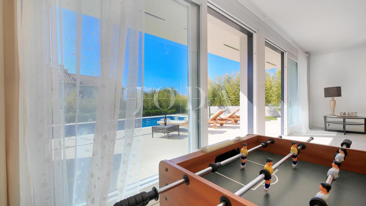 Vila z bazenom in pogledom na morje