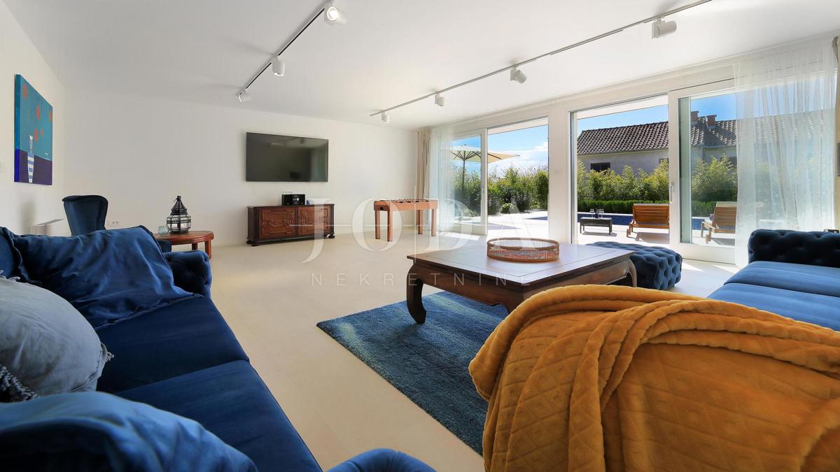 Vila z bazenom in pogledom na morje