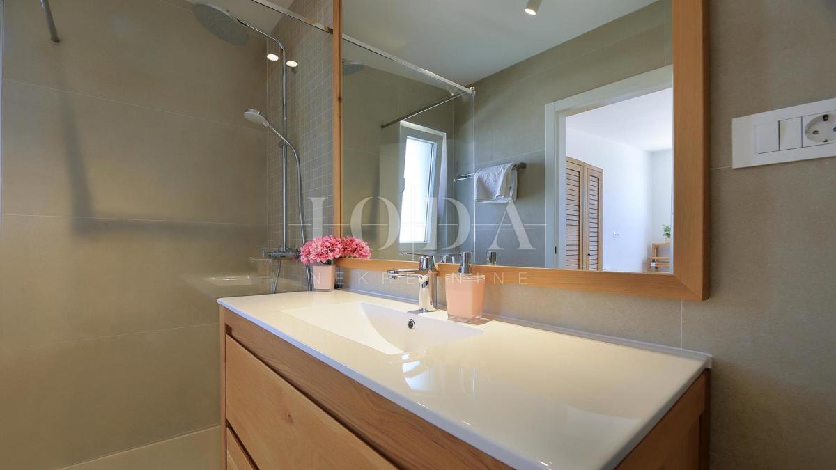 Vila z bazenom in pogledom na morje