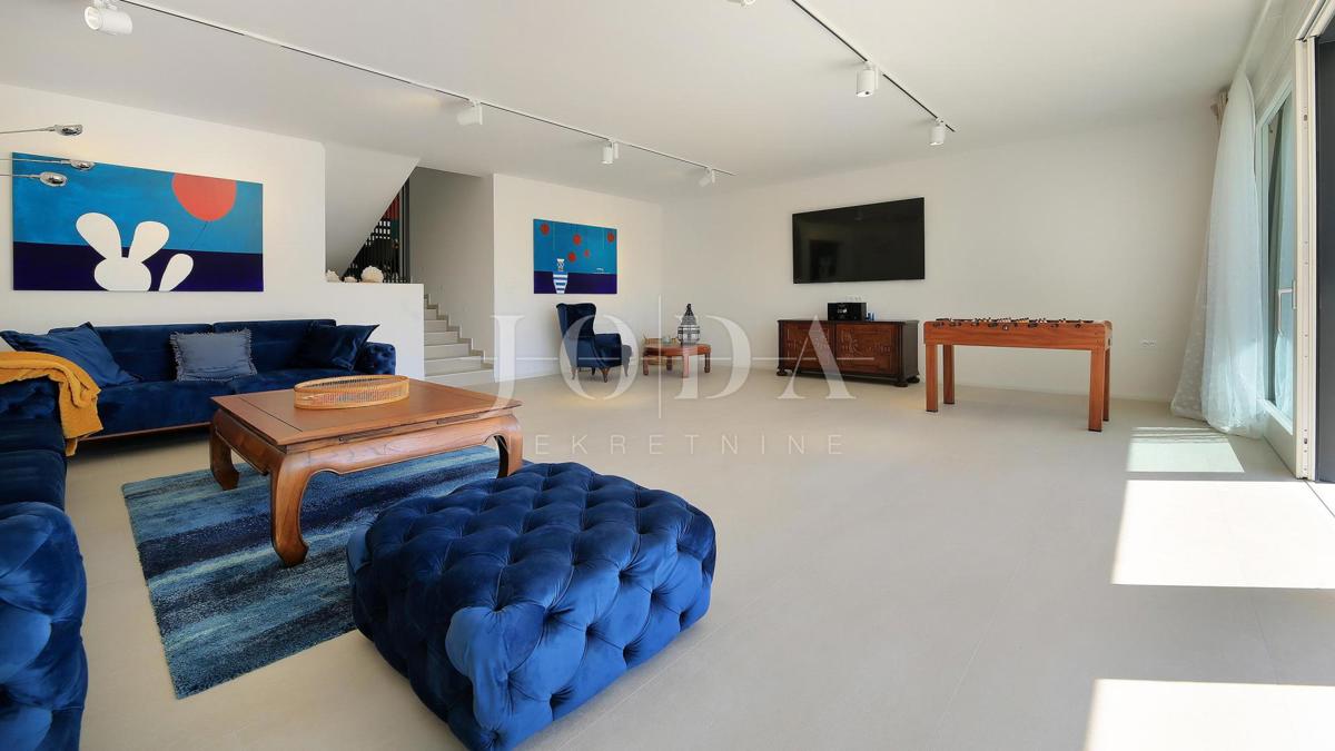 Vila z bazenom in pogledom na morje