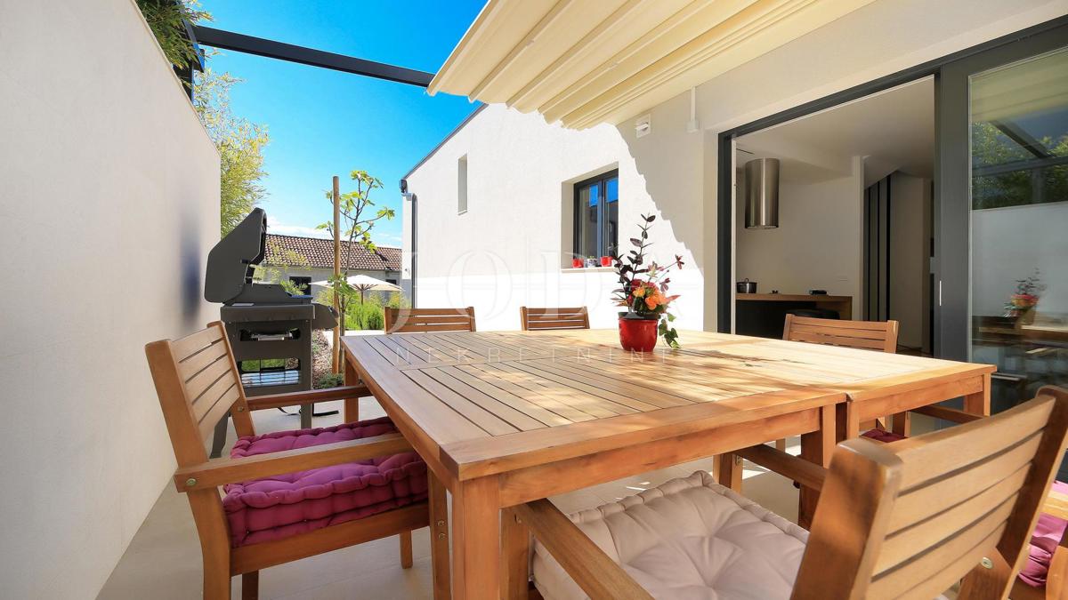 Vila z bazenom in pogledom na morje