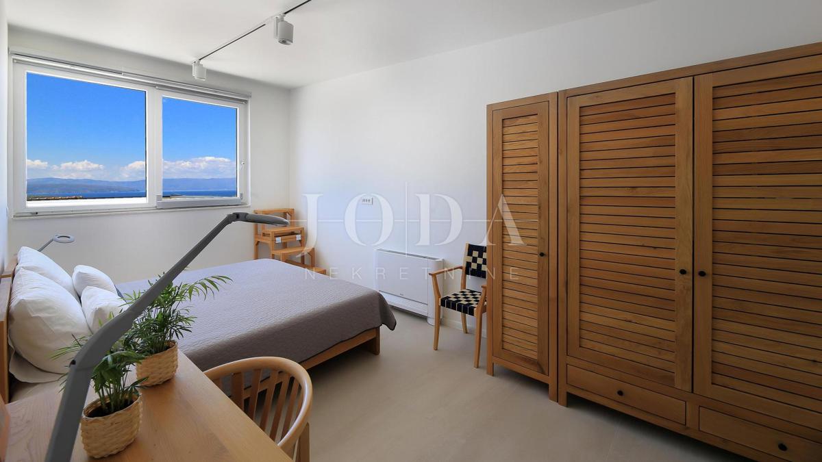 Vila z bazenom in pogledom na morje