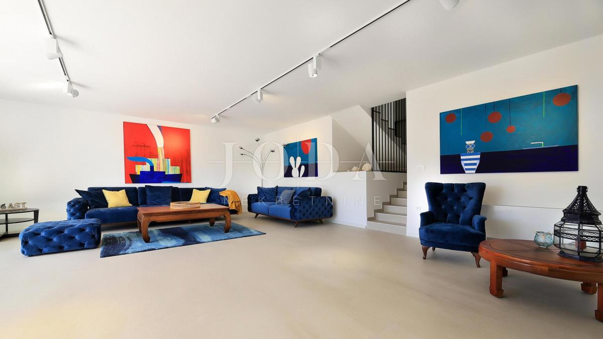 Vila z bazenom in pogledom na morje