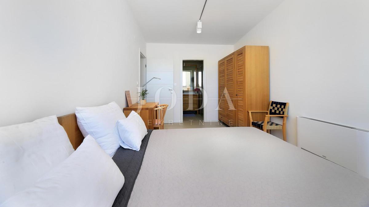 Vila z bazenom in pogledom na morje